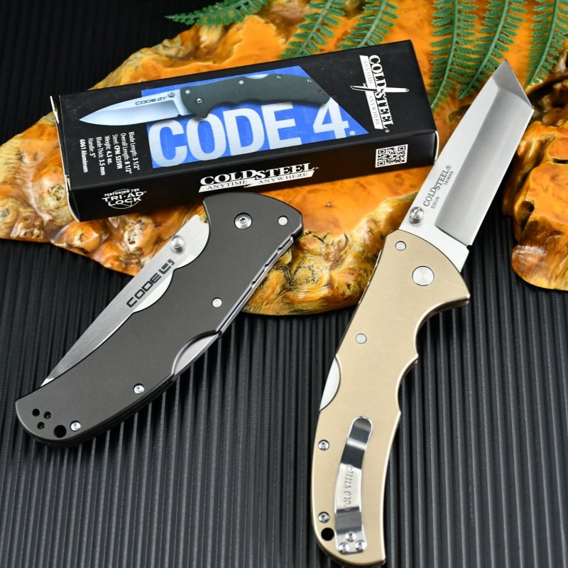 An outdoor folding knife with a multi-purpose family knife to make a camping trip along the mountain, and a box of fruit knives