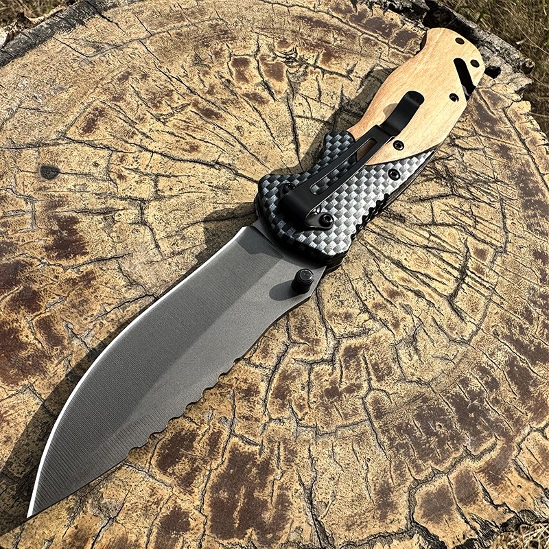 The camper's life knife was accompanied by a sharp, high-strength folding knife, an outdoor survival knife with a body-proof fruit knife