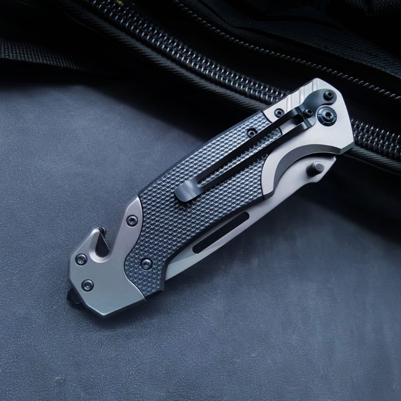 The grey titanium-coloured, high-strength self-defense tool carries a camping knife with a spring steel