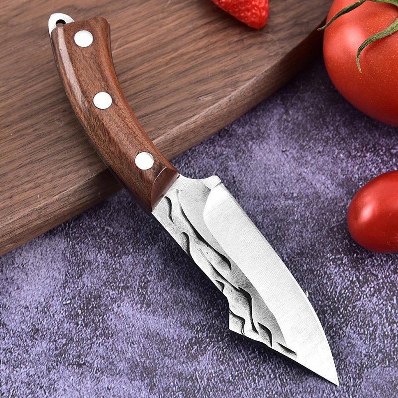 A home with a fruit knife and a multi-purpose meat cutter