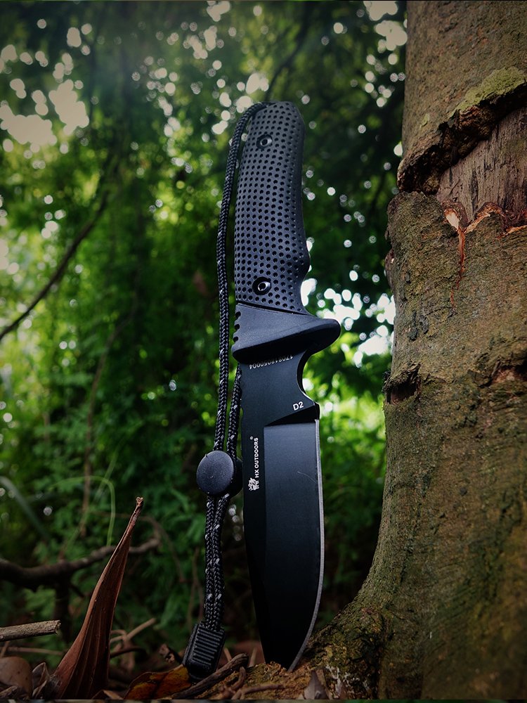 HANDO EXPLORER'S D2 STEEL KNIFE OUTSIDE THE CAMPING AREA