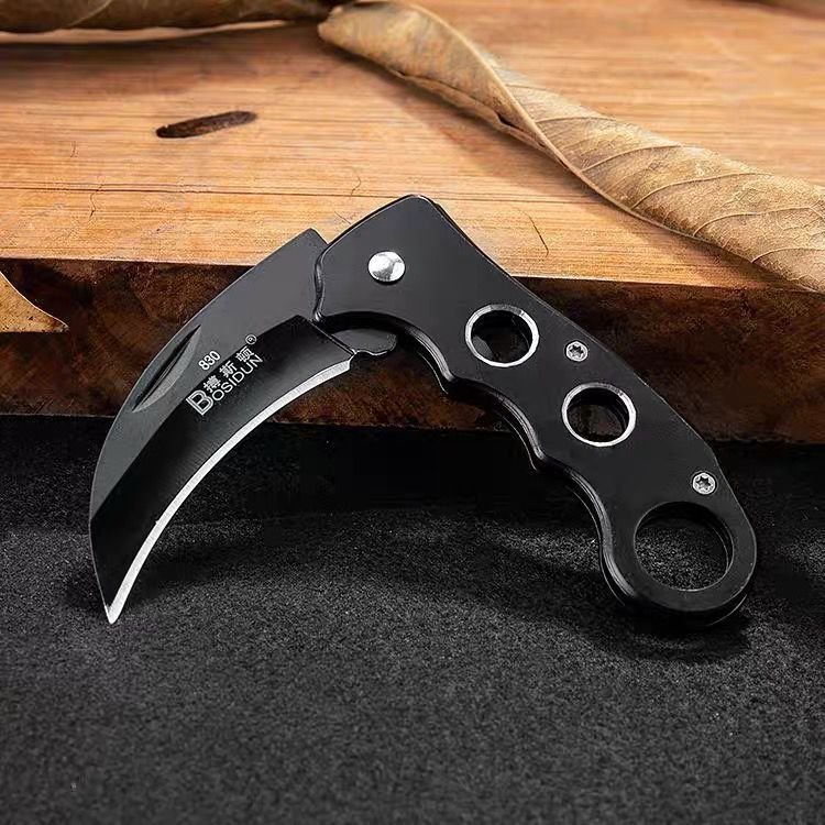 The knife goes with the mini-hawk claws and the wolf folds the knife with the fruit knife and carries the machete outside