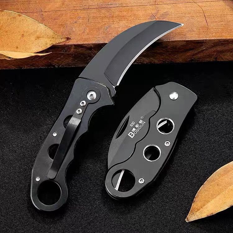 The knife goes with the mini-hawk claws and the wolf folds the knife with the fruit knife and carries the machete outside