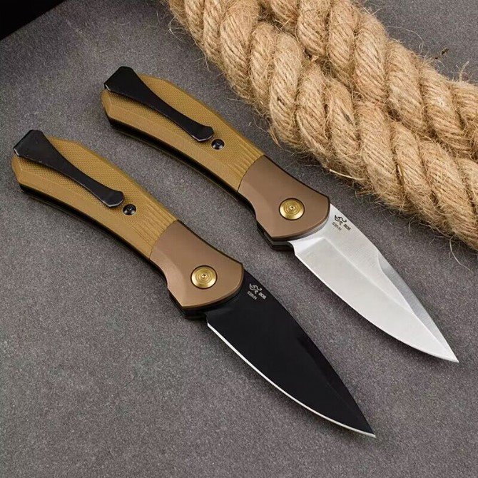 Quick, open a folding knife, a blade of fruit and a knife outside the house