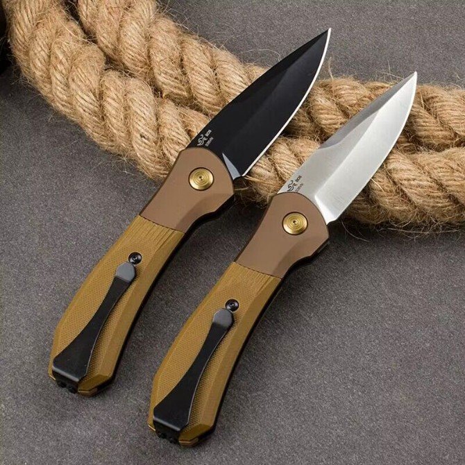 Quick, open a folding knife, a blade of fruit and a knife outside the house