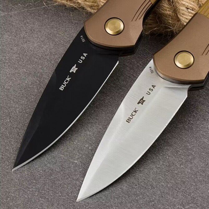 Quick, open a folding knife, a blade of fruit and a knife outside the house