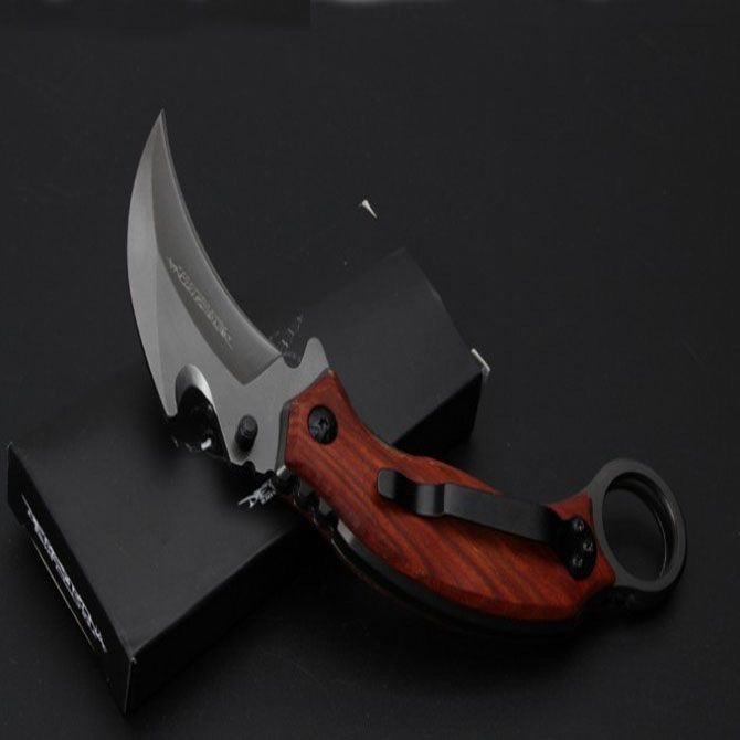 An outdoor folding of claw blades, a high-strike blade, a sharp knife, and a bouquet with fruit