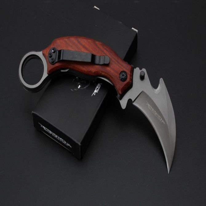 An outdoor folding of claw blades, a high-strike blade, a sharp knife, and a bouquet with fruit