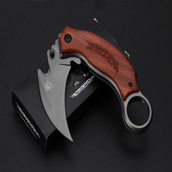 An outdoor folding of claw blades, a high-strike blade, a sharp knife, and a bouquet with fruit