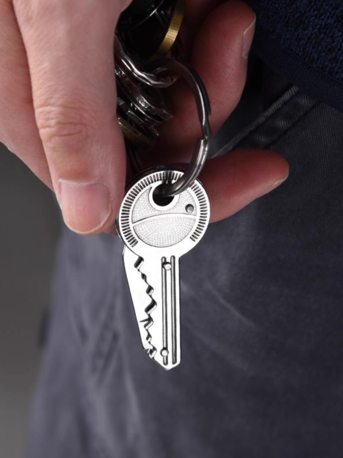 A mini-key knife with a multi-purpose fruit knife to survive in the field