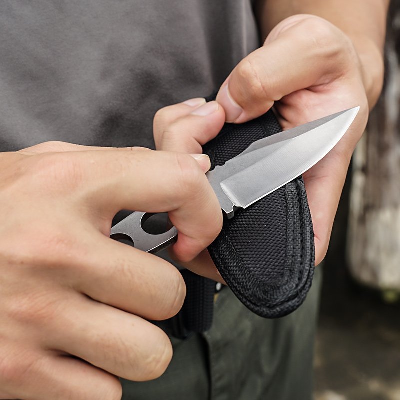 Fong Kong's little straight-knife camping outside of the house with a sharp edge. Fish protection knife
