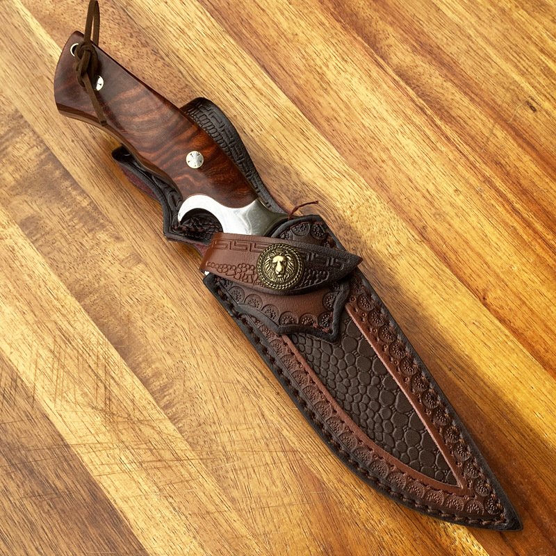 AN OUTDOOR KNIFE WITH A SMALL FIELD KNIFE
