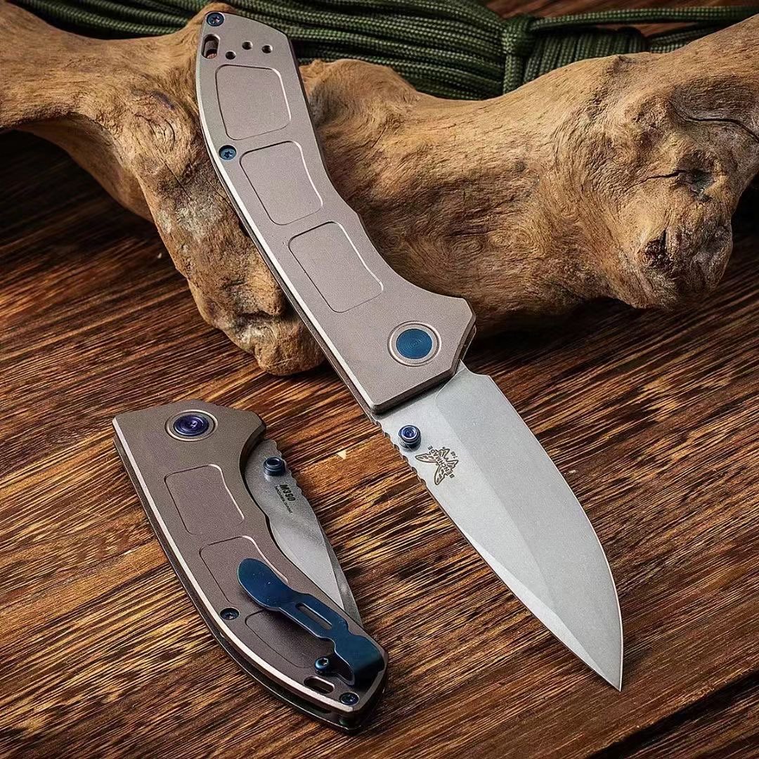 Butterflies folding aluminum alloys with high-strength hand handles outside the house, with a small field knife