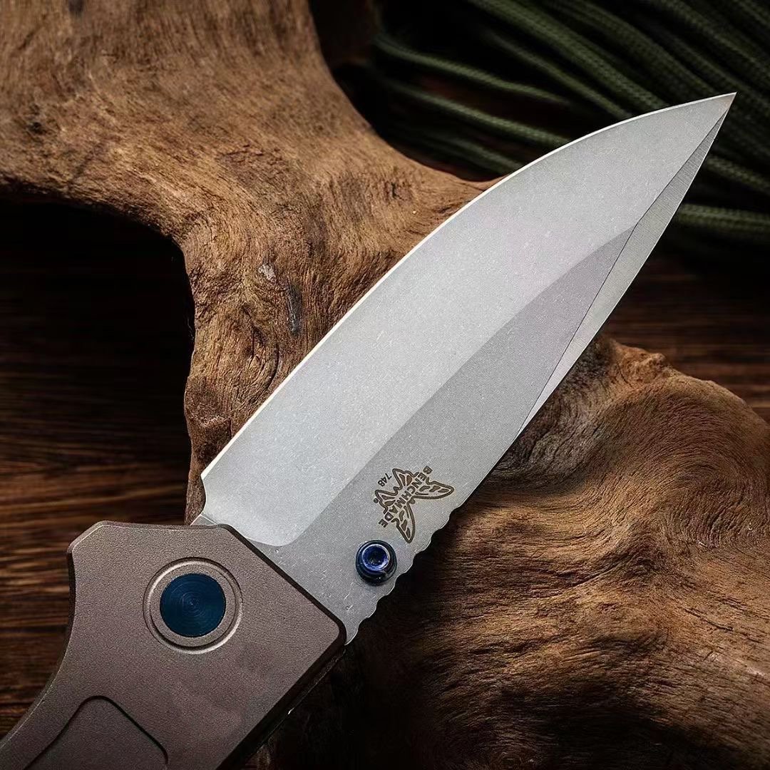 Butterflies folding aluminum alloys with high-strength hand handles outside the house, with a small field knife