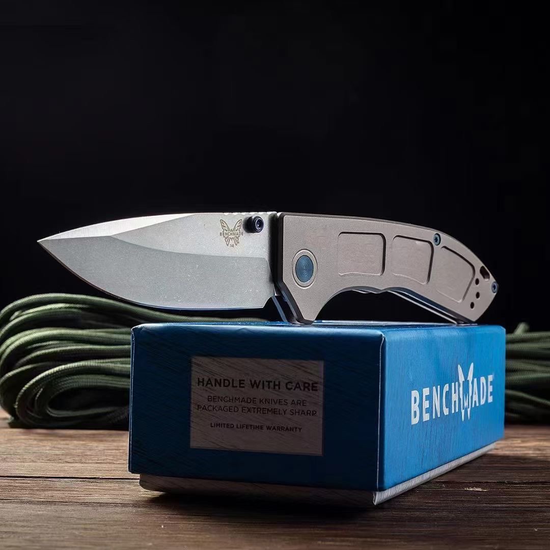 Butterflies folding aluminum alloys with high-strength hand handles outside the house, with a small field knife