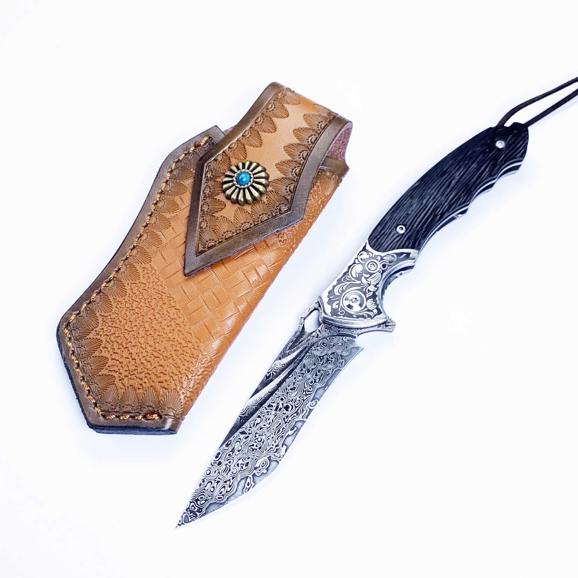 Black Bear's tweezer, a high-heavy folding knife outside the house