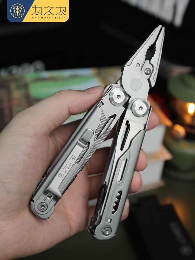 A MULTI-PURPOSE TOOL PLIER FOR THE DEFENSE OF THE OPPONENTS WILL BE ACCOMPANIED BY EDC'S FOLDING KNIFE EMERGENCY MAINTENANCE