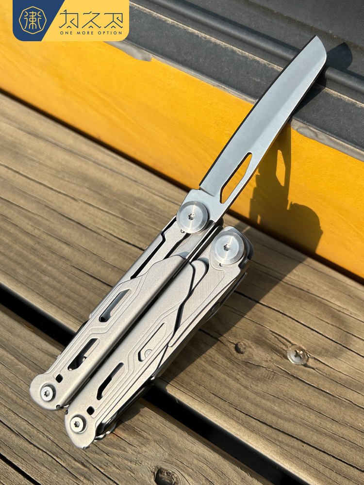 A MULTI-PURPOSE TOOL PLIER FOR THE DEFENSE OF THE OPPONENTS WILL BE ACCOMPANIED BY EDC'S FOLDING KNIFE EMERGENCY MAINTENANCE