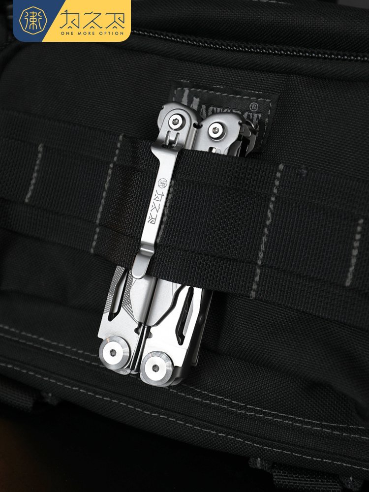 A MULTI-PURPOSE TOOL PLIER FOR THE DEFENSE OF THE OPPONENTS WILL BE ACCOMPANIED BY EDC'S FOLDING KNIFE EMERGENCY MAINTENANCE