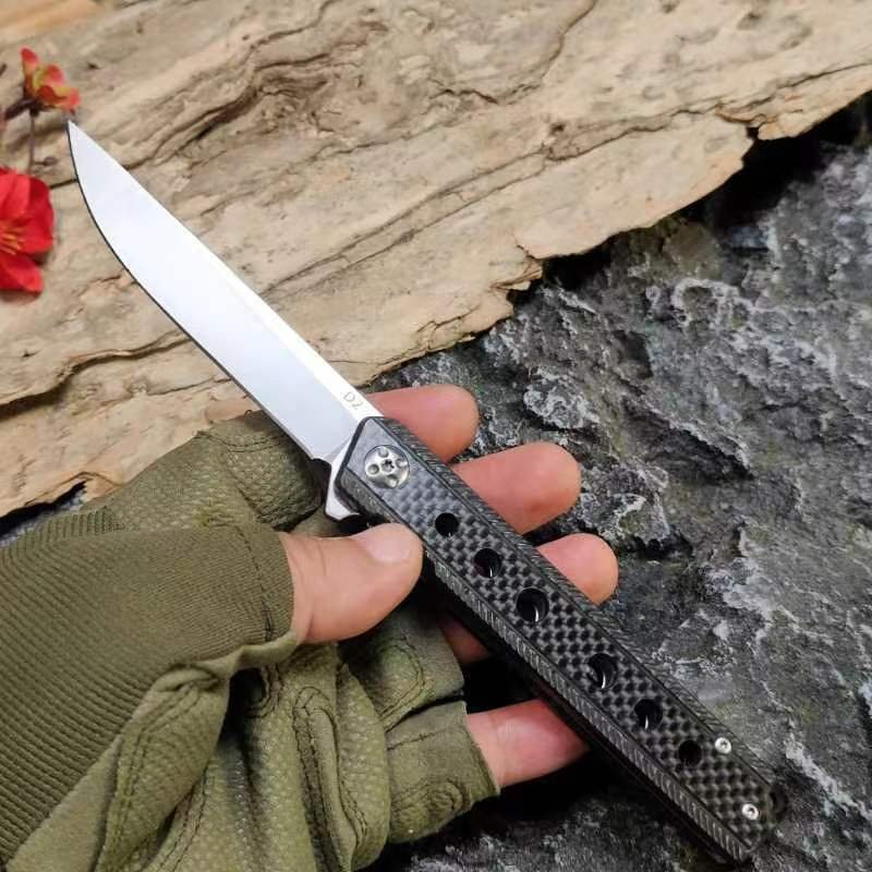 THE CARBON FIBRE COLLECTION, D2 STEEL FOLDING KNIFE, CARRIES A HIGH-STRENGTH SHARP DEFENSIVE KNIFE TO CLIMB THE MOUNTAIN