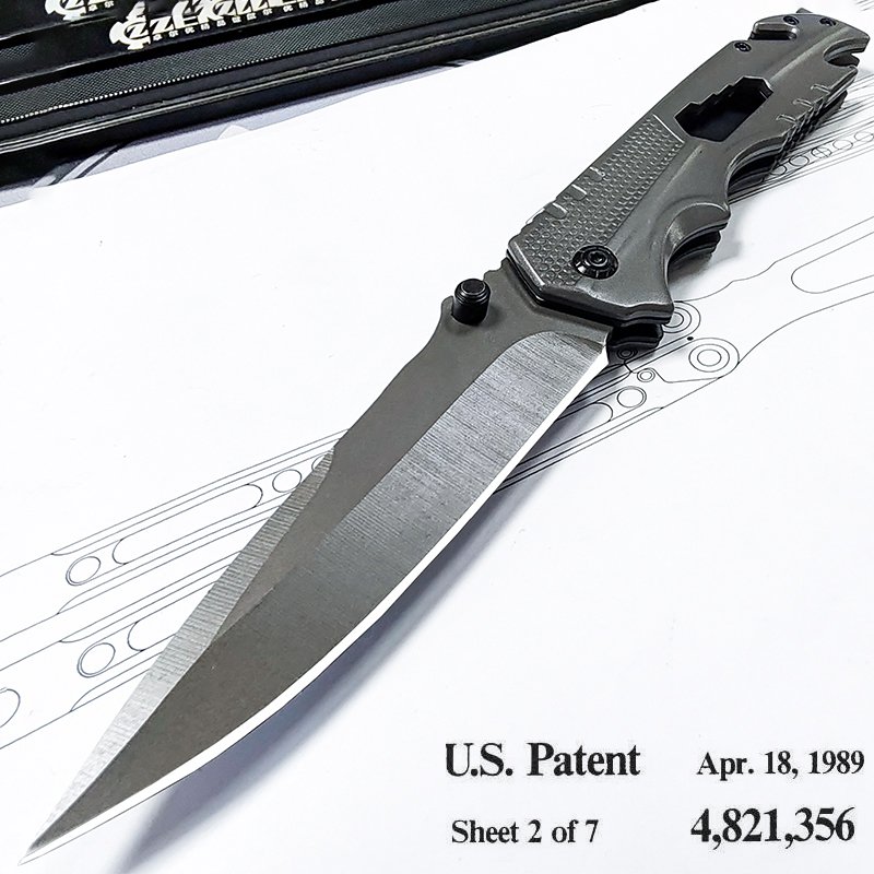 The camper's life knife was accompanied by a sharp, high-strength folding knife, an outdoor survival knife with a body-proof fruit knife