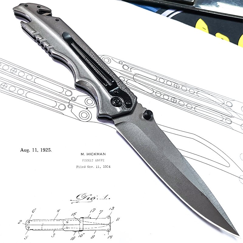 The camper's life knife was accompanied by a sharp, high-strength folding knife, an outdoor survival knife with a body-proof fruit knife