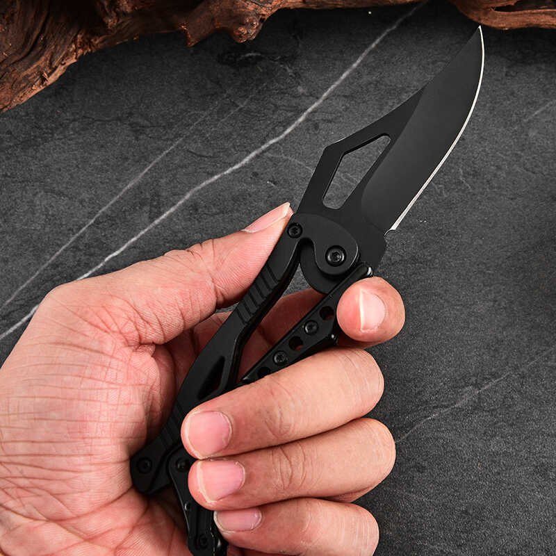 The high-heavy folding knife on foot with the wild camping field