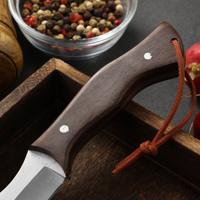 An outdoor knife hand ate a meat knife with a meat knife and a fruit knife for protection