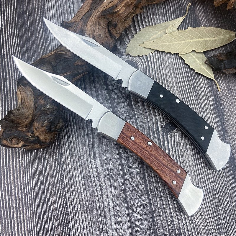 The hot-for-the-bak red-acid twig field camper's got a meat knife and a fruit knife