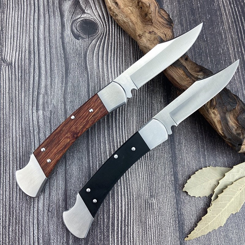 The hot-for-the-bak red-acid twig field camper's got a meat knife and a fruit knife