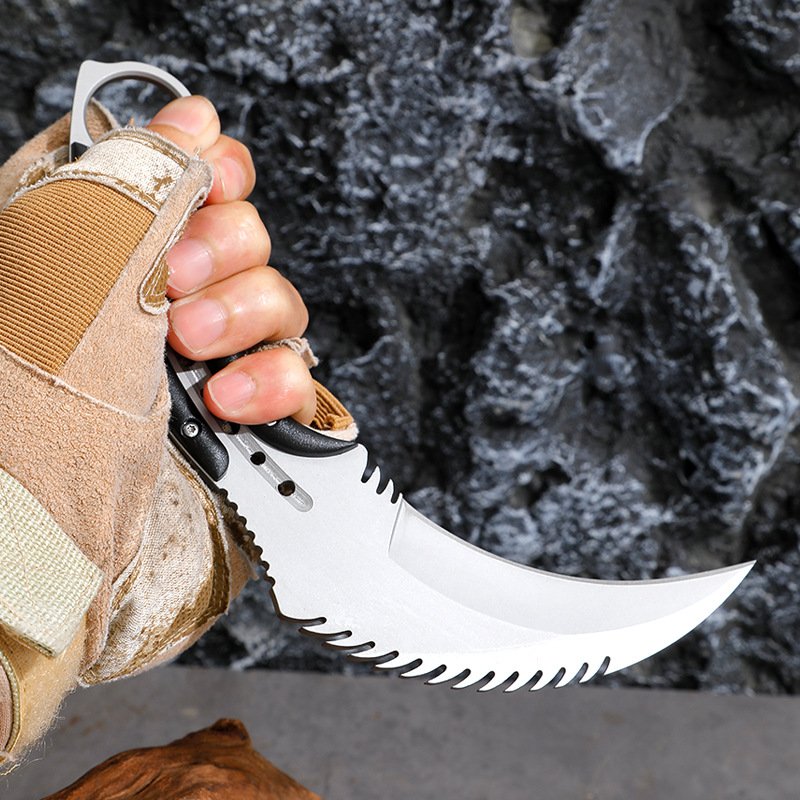 The field camp for outdoor survival uses a lot of knives with a high-strength