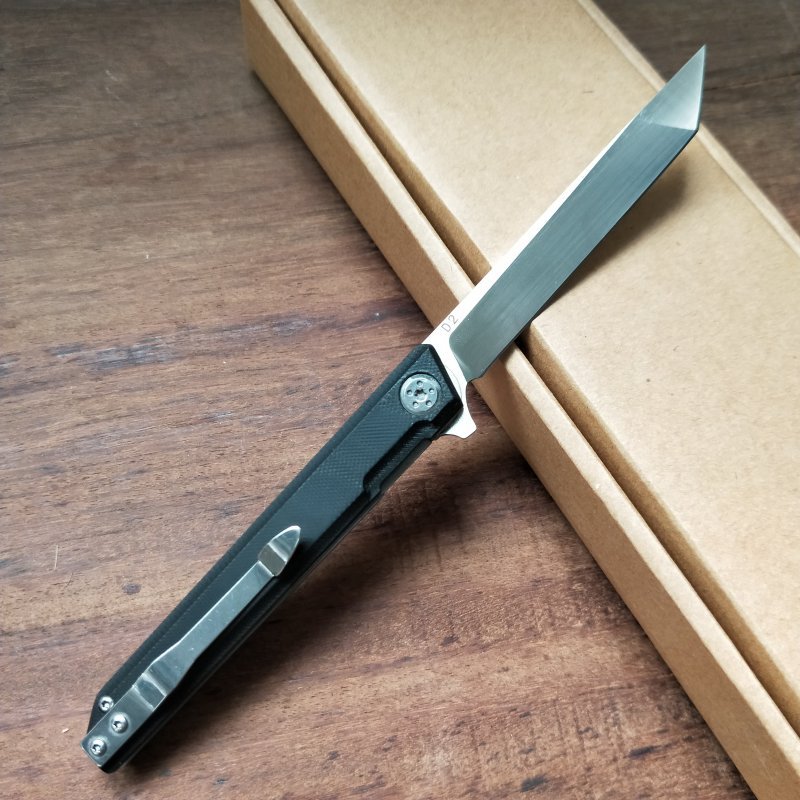 A high-strength, fruit-stabbing knife on a camping camp outside collects life-saving knives with a body-proof knife