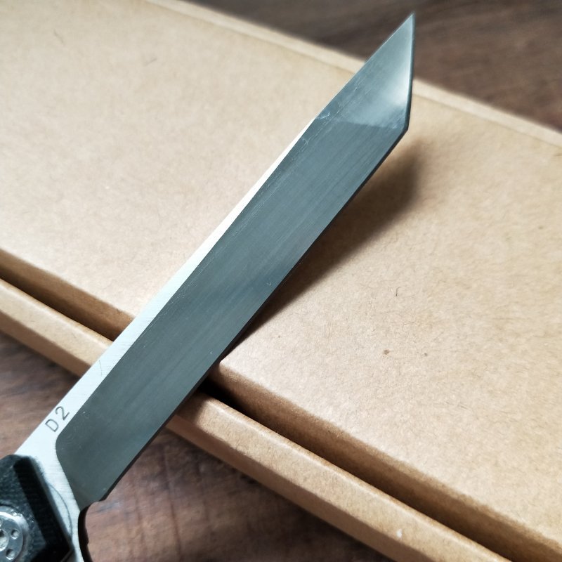 A high-strength, fruit-stabbing knife on a camping camp outside collects life-saving knives with a body-proof knife