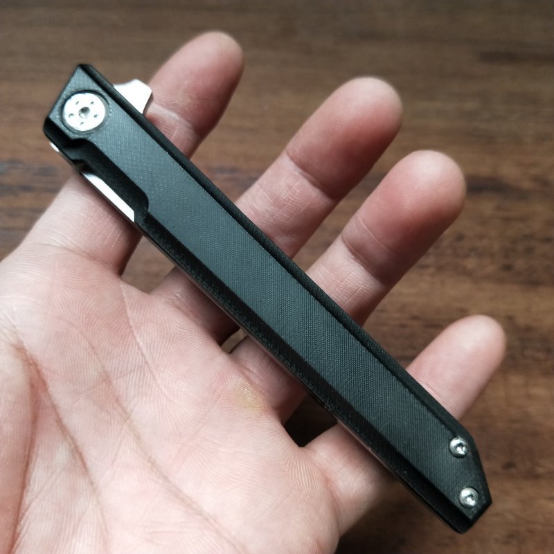 A high-strength, fruit-stabbing knife on a camping camp outside collects life-saving knives with a body-proof knife