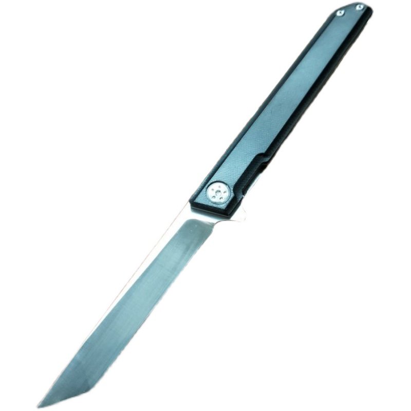 A high-strength, fruit-stabbing knife on a camping camp outside collects life-saving knives with a body-proof knife