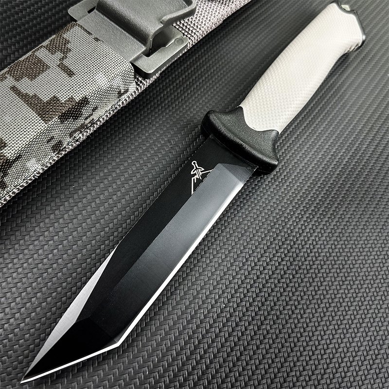 The field camp for outdoor survival uses a lot of knives with a high-strength