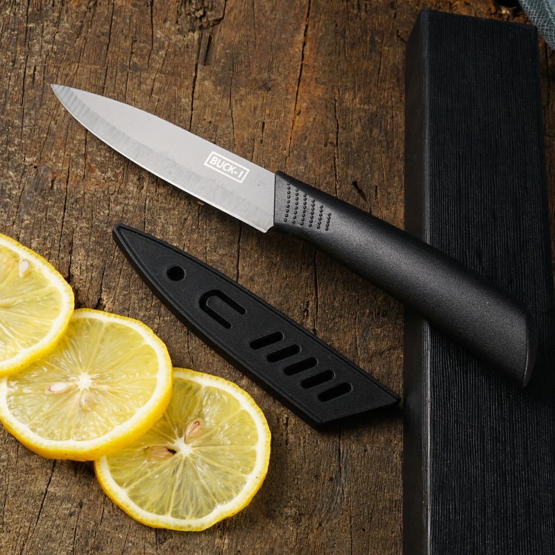 The stainless steel family uses a fruit knife with a knife and a knife to cut it with