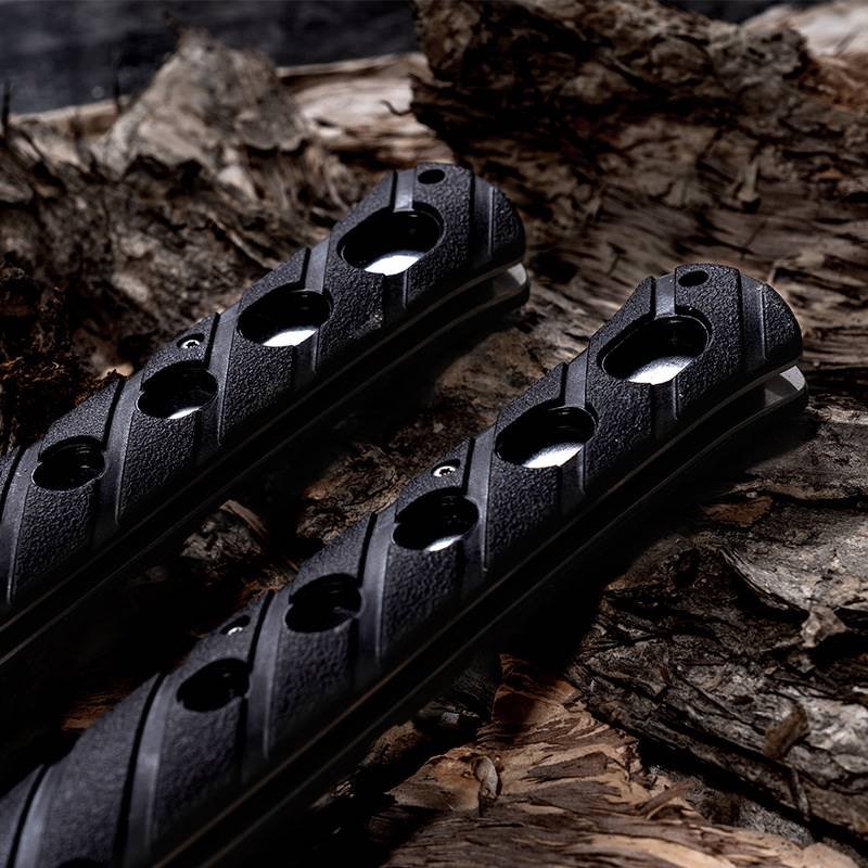 An outdoor folding knife with a high-strength protection knife to camp in the field for a sharp fruit knife
