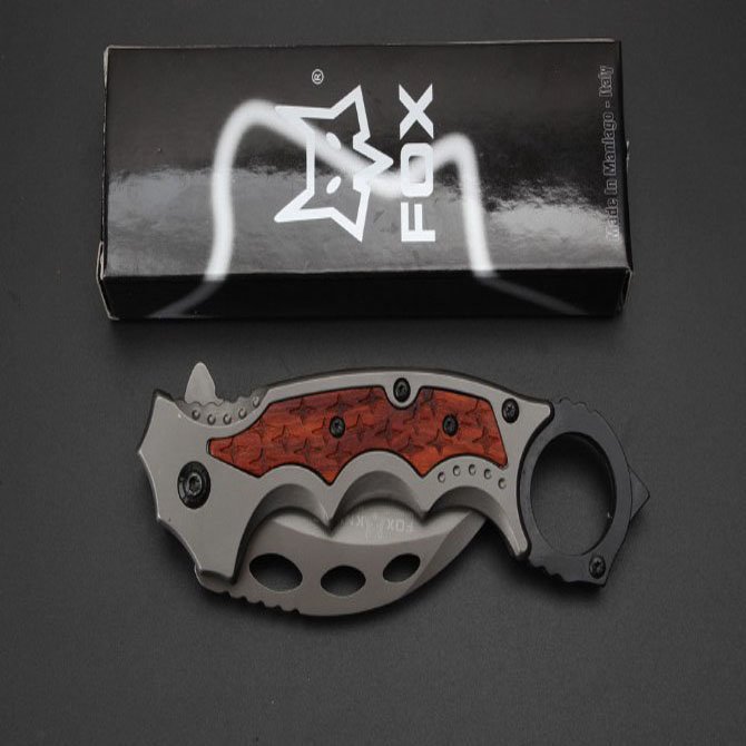 An outdoor stainless steel knife with a multi-purpose, high-string mini-paws and a field defense