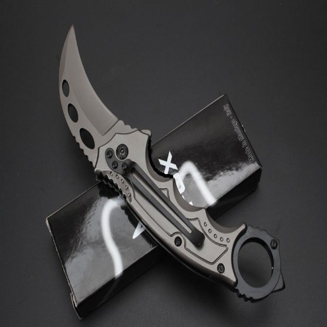 An outdoor stainless steel knife with a multi-purpose, high-string mini-paws and a field defense