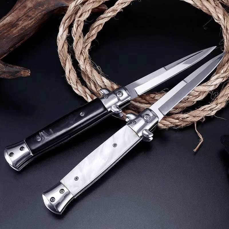 Lives in the open, with a sharp, hard-cut steel pocket knife, a fruit knife and a small knife