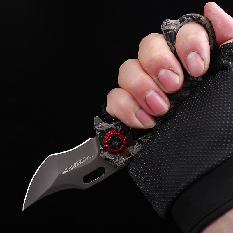 An outdoor cleaver, a tactical knife, a high-hard field for survival