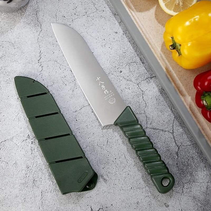 Eighteen authors cut meat and fruit knives with stainless steel cutter outside the camp and used knives in the kitchen