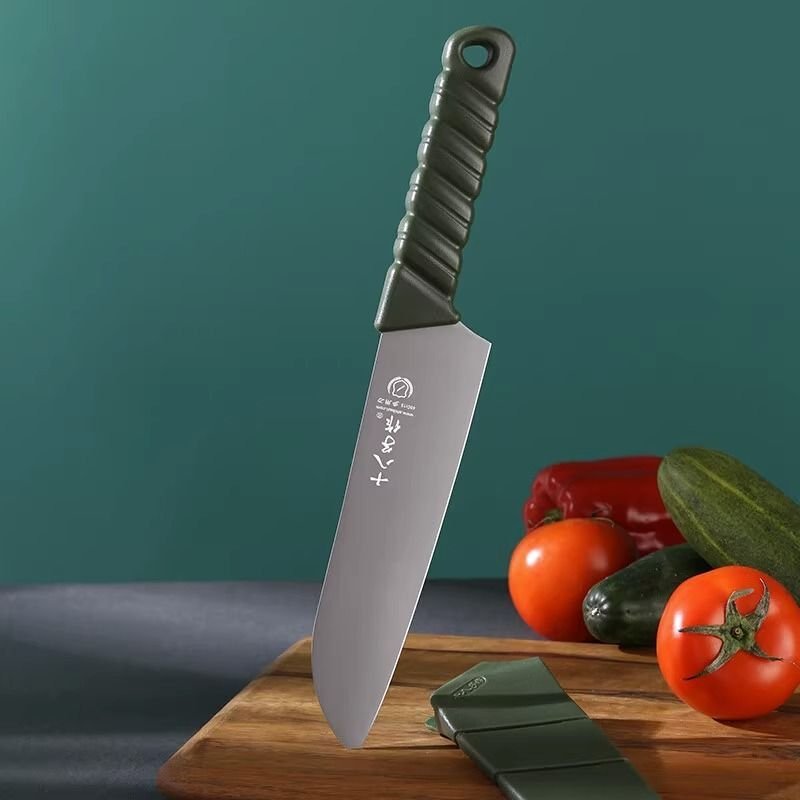 Eighteen authors cut meat and fruit knives with stainless steel cutter outside the camp and used knives in the kitchen