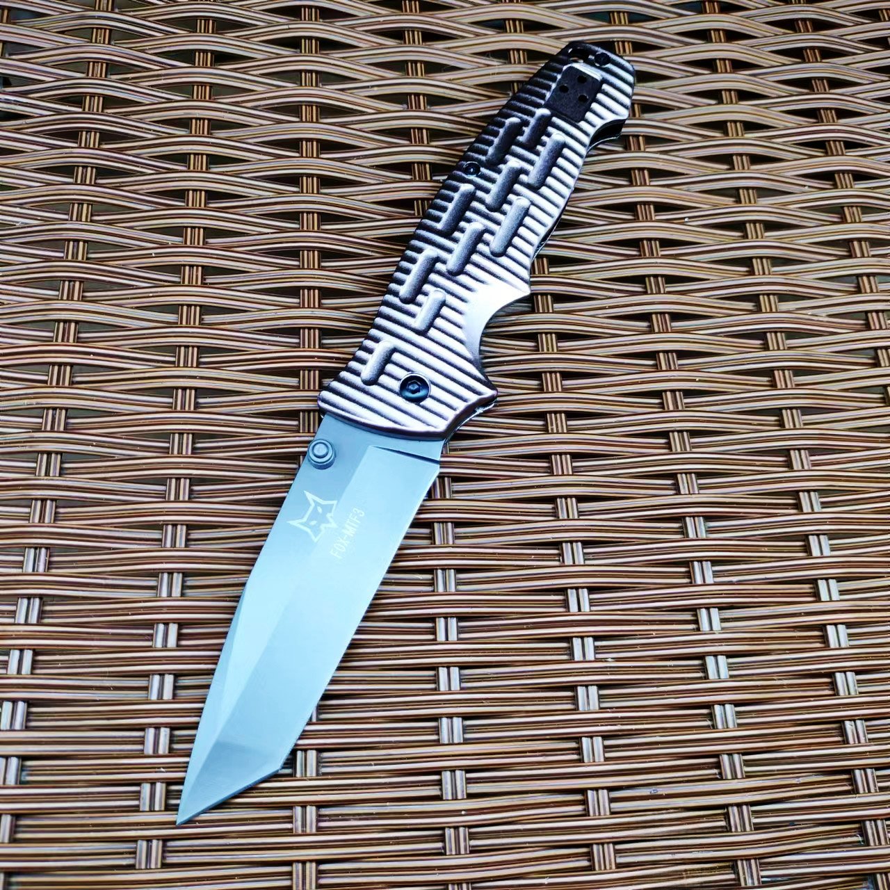 In the wilderness, the family uses a small knife to camp with a sharp, folding knife, a multi-purpose excavated field knife