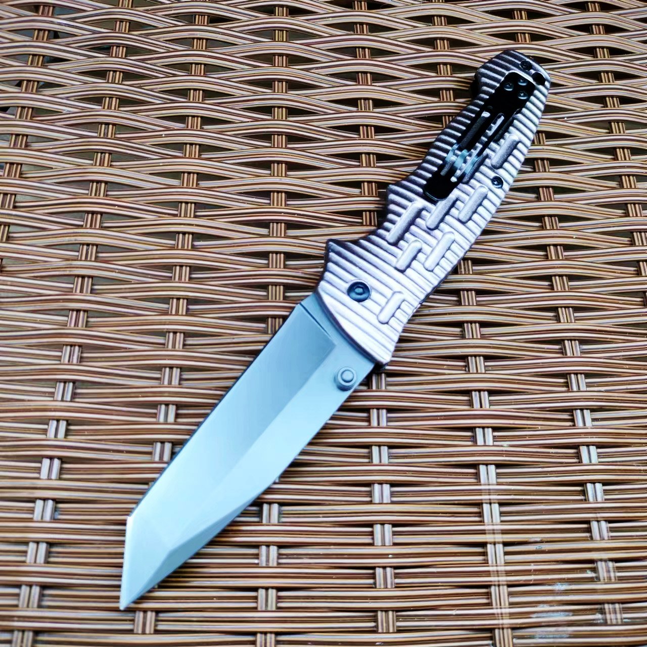 In the wilderness, the family uses a small knife to camp with a sharp, folding knife, a multi-purpose excavated field knife