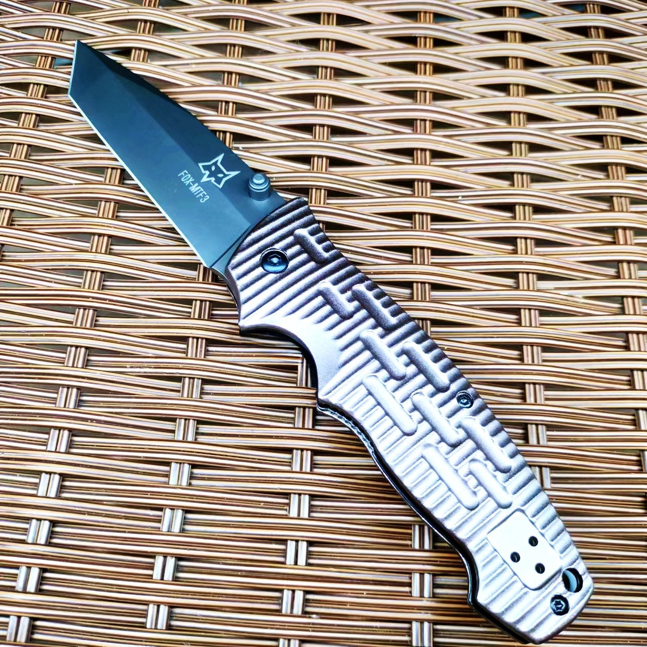 In the wilderness, the family uses a small knife to camp with a sharp, folding knife, a multi-purpose excavated field knife