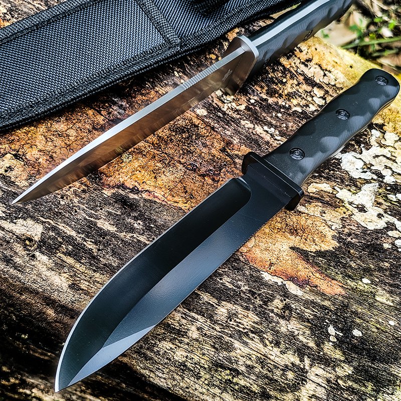 The field camp with a high-intensity knife to defend itself from the wilderness