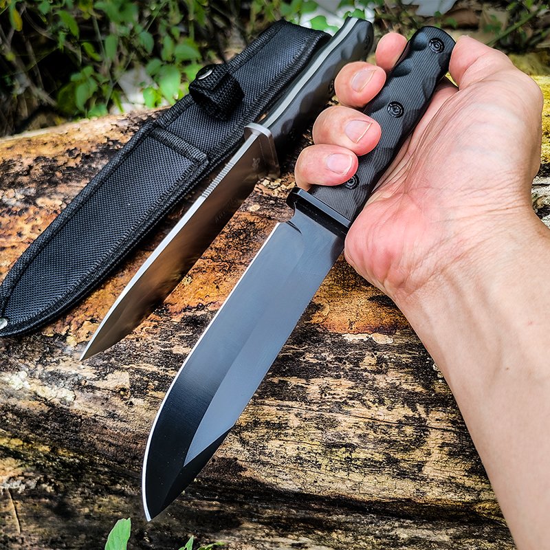 The field camp with a high-intensity knife to defend itself from the wilderness
