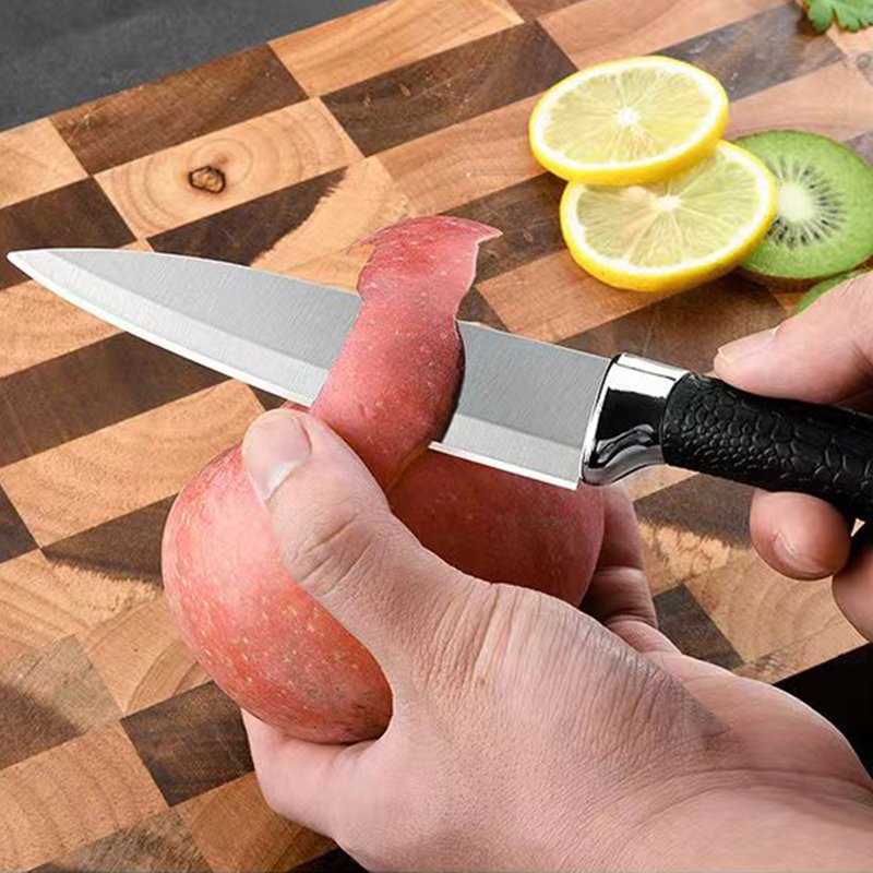 The fruit knife used a stainless steel cutter to cut a guacamole with a small knife for the rental of a home